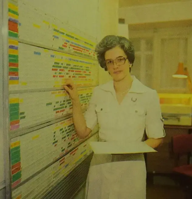 Heidi Erne-Lendenmann im Büro; Hotelprospekt 1970er Jahre; Archiv Hotel Blume.